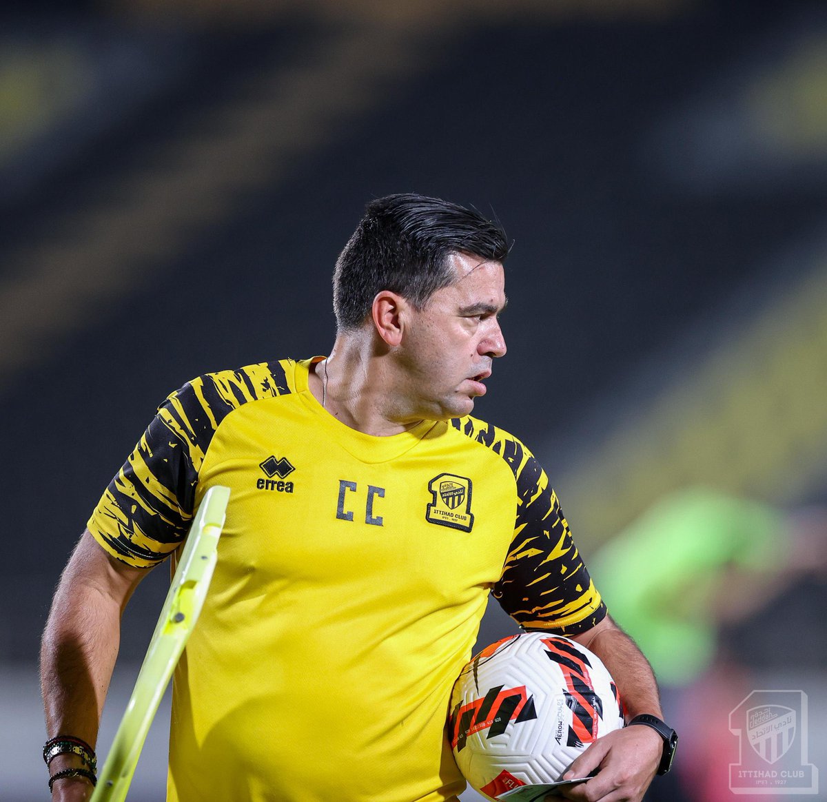 ErreaKsa's tweet photo. يا رب وفق @ittihad 
توّقع نتيجة مباراة الفتح الليلة تحت هاشتاق #بدّلها_بالأصفر 
ورتويت للتغريدة 
بنختار ٥ توقعات صحيحة 
وللفائزين تيشرت المدرج +تذكرة لمباراة الحسم أمام الهلال بإذن الله.
وفالكم وفال الإتحاد الفوز 💛🖤 https://t.co/aKQPiyy7Eh