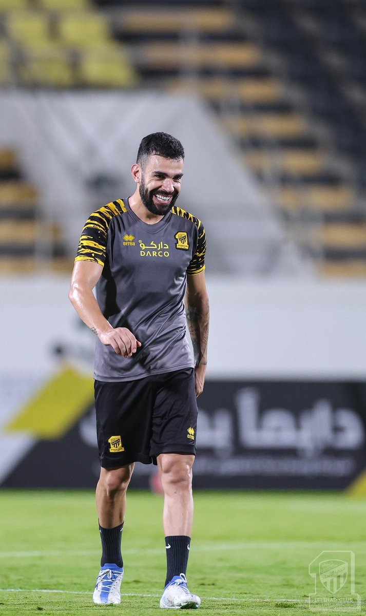 ErreaKsa's tweet photo. يا رب وفق @ittihad 
توّقع نتيجة مباراة الفتح الليلة تحت هاشتاق #بدّلها_بالأصفر 
ورتويت للتغريدة 
بنختار ٥ توقعات صحيحة 
وللفائزين تيشرت المدرج +تذكرة لمباراة الحسم أمام الهلال بإذن الله.
وفالكم وفال الإتحاد الفوز 💛🖤 https://t.co/aKQPiyy7Eh