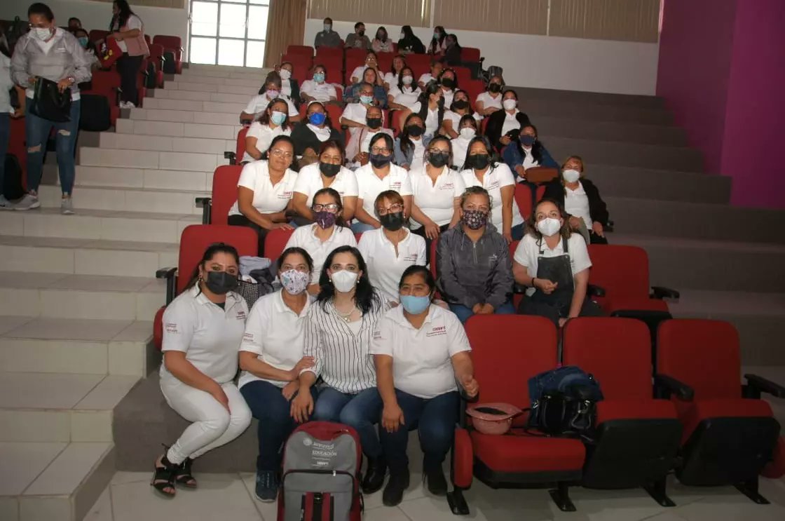 BereOlmoss's tweet photo. ¡Un logro más para la educación en el #EdoMéx! No hay mayor felicidad que saber que los niños de #Texcoco y #Temac nuevamente están recibiendo materiales educativos, aunque pronto terminará el ciclo escolar nada les faltará para cerrar el año con todas las herramientas. 📚📖🧮📝 https://t.co/ztX31Y28l1