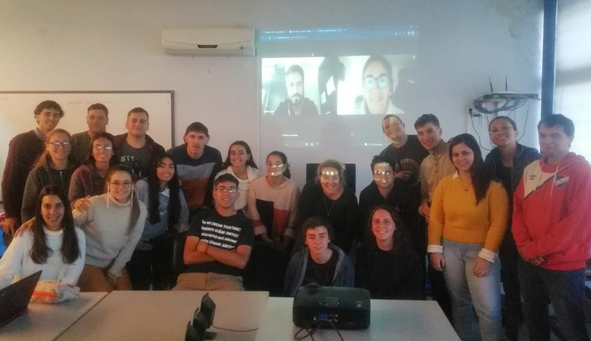 Silcarpa's tweet photo. Taller sobre GeoGebra a cargo del Departamento de Matemática de @Plan_Ceibal con estudiantes de primer año de profesorado en #CeRPcentro Graciass 🙌🙌 https://t.co/FQRog72hRQ