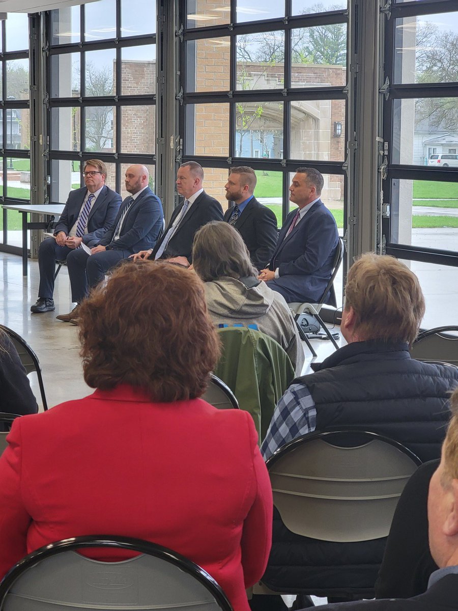 gomcdermott's tweet photo. Thanks @INDems & @allencountydem for hosting the First Town Hall Tour stop in Ft. Wayne tonight where voters can ask candidates like @tommcdermottjr & @PhilGiaQuinta questions and hear their answers—it’s too bad the @indgop refused to show. 👻
#BeatingToddYoungOneStopataTime https://t.co/ZwhXAZfp1M