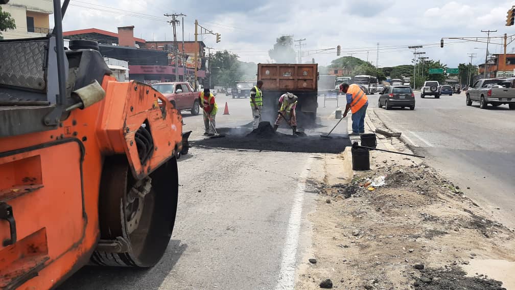 El Plan Cayapa de Asfaltado no se detiene 🛣️ 

🛑🚧 Personal de #CostruGirardot se encuentran laborando en 👇🏼

📌Calle Mariño 
📌Av. Bermúdez 
📌Av. Aragua
Mejorando los servicios públicos, por una #Maracay moderna.

<a href="/RafaelMaracay21/">Rafael Morales</a>