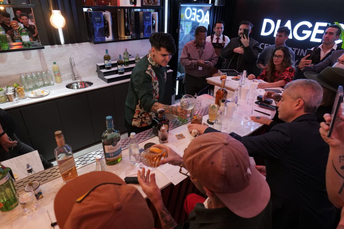 mejialaalcaldia's tweet photo. anoche la final de #WorldClass2022 Colombia estuvo emocionante 🥃💥 que increíble ser parte de @DiageoCOL, aprender de este increíble sector y ver a jóvenes y sobre todo mujeres triunfando en las barras 🍸 nuestros egresados de #Learning4Life son protagonistas 🎉 https://t.co/3hG6hbgdu9