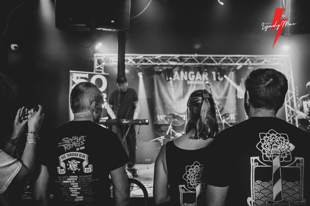 LyndaMcKennaPh1's tweet photo. 🌪🌪🌪Storm in coming! @50_Year_Storm that is! What a tremendous voice this guy has. One of the surprises from @Station18Fest last weekend. Cornish Band rocks @Hangar18MV 🤘🏻🤘🏻#swansealivemusic #lyndymacphotos #50yearstorm #rock #altrock #synthrock @MidnightTouring https://t.co/LnuF1YD8mJ