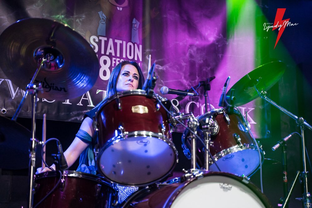 LyndaMcKennaPh1's tweet photo. 🌪🌪🌪Storm in coming! @50_Year_Storm that is! What a tremendous voice this guy has. One of the surprises from @Station18Fest last weekend. Cornish Band rocks @Hangar18MV 🤘🏻🤘🏻#swansealivemusic #lyndymacphotos #50yearstorm #rock #altrock #synthrock @MidnightTouring https://t.co/LnuF1YD8mJ