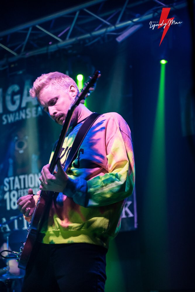 LyndaMcKennaPh1's tweet photo. 🌪🌪🌪Storm in coming! @50_Year_Storm that is! What a tremendous voice this guy has. One of the surprises from @Station18Fest last weekend. Cornish Band rocks @Hangar18MV 🤘🏻🤘🏻#swansealivemusic #lyndymacphotos #50yearstorm #rock #altrock #synthrock @MidnightTouring https://t.co/LnuF1YD8mJ