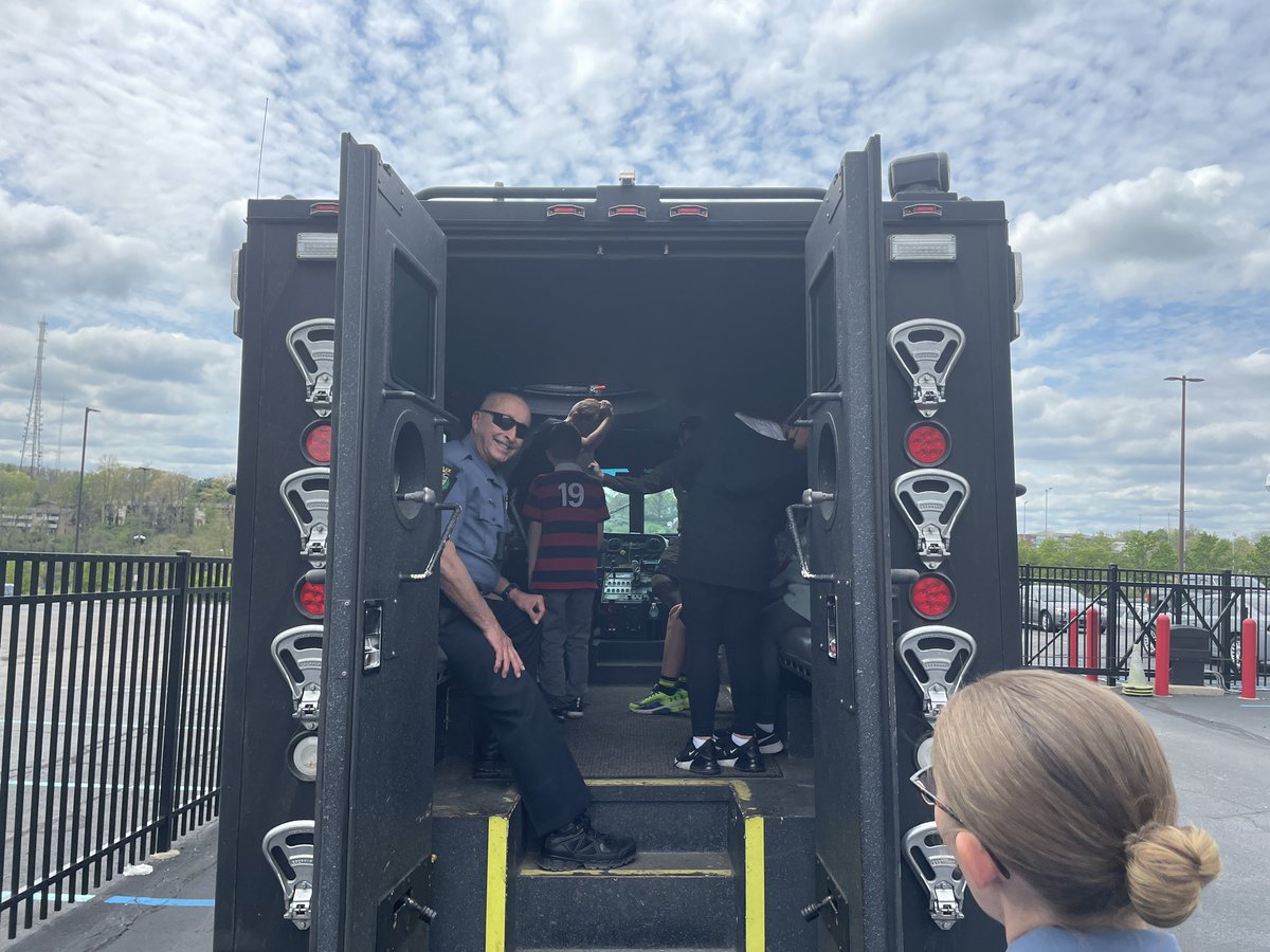 PGHTransitPD's tweet photo. Today at @BBBSPgh Bigs in Blue @AlleghenyCoPD SWAT put on an awesome demo for the kids from Aiken Elementary @KOGoldenEagles and then gave them a ride back to school in the Bear!!! #ACCAPT https://t.co/rFJhpzOj6D