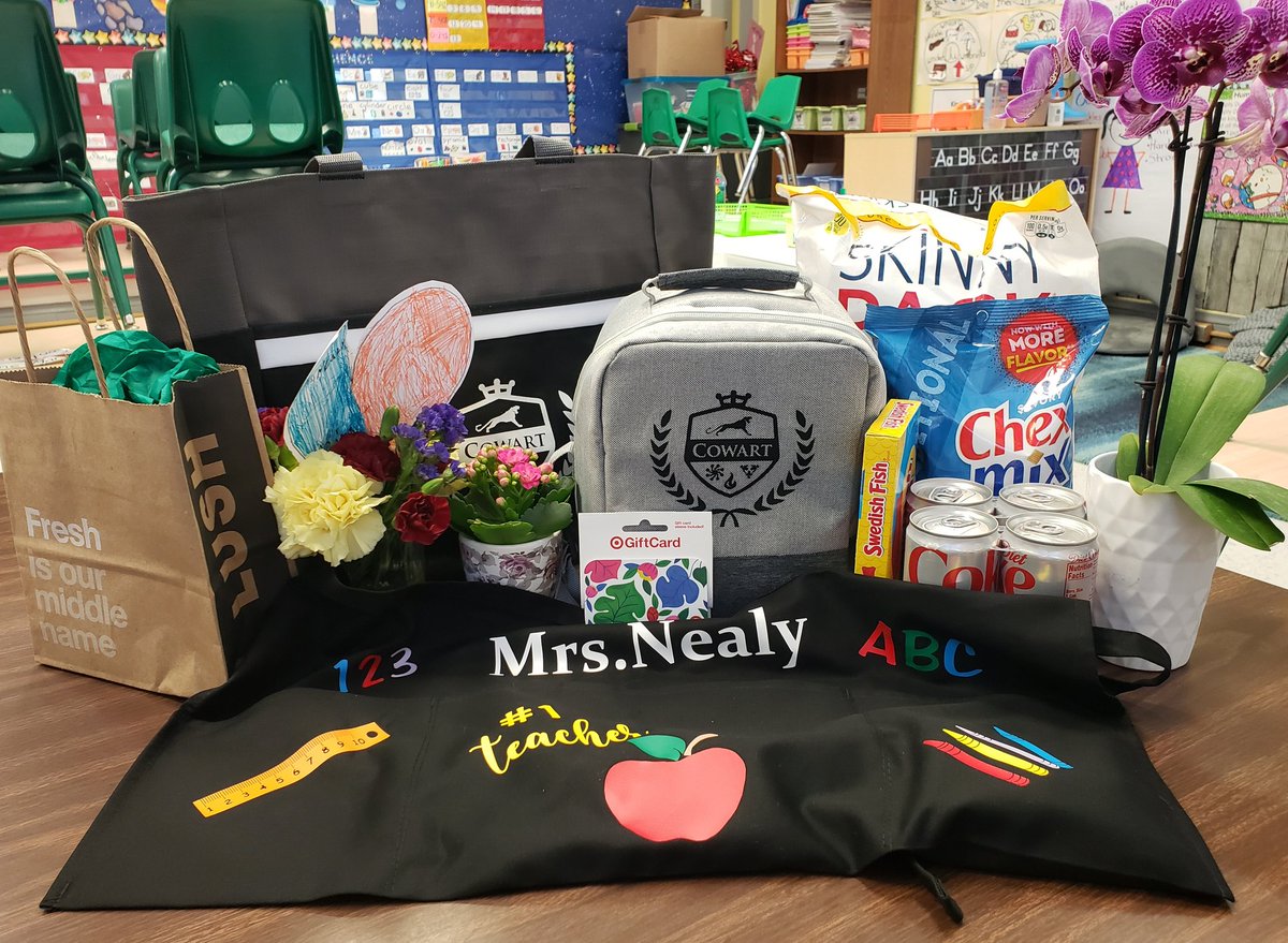 NealyMrs's tweet photo. Teacher Appreciation Week here at @CowartDISD. Feeling the love from staff, parents, and students. O
#toteallyappreciated #cowartadvantage #spoiled https://t.co/LIb8Nsmxhr