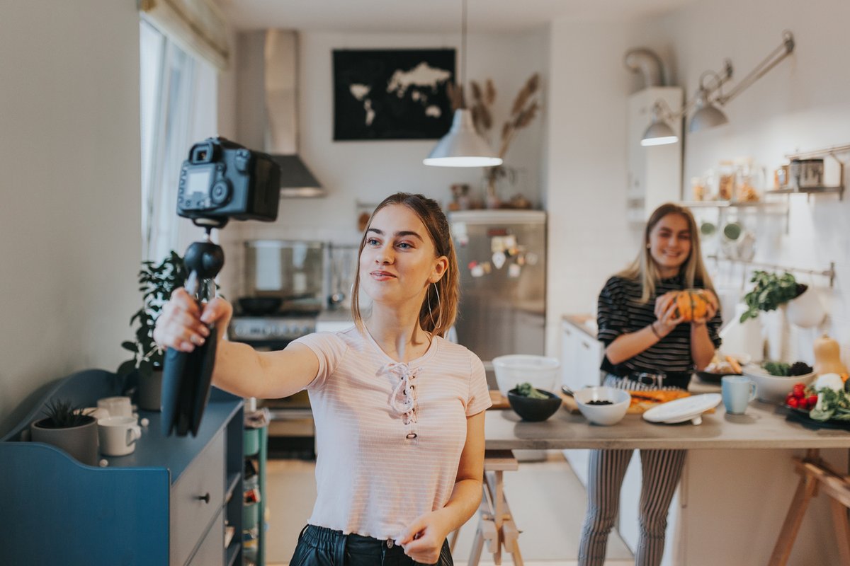 erinnlroberts's tweet photo. How can parents emphasize the positive impact influencers can have on youth while highlighting the reality of the content they post? Read on for #TELUSWise tips. https://t.co/Pa7x0zHFTP https://t.co/CG3qMssuzi