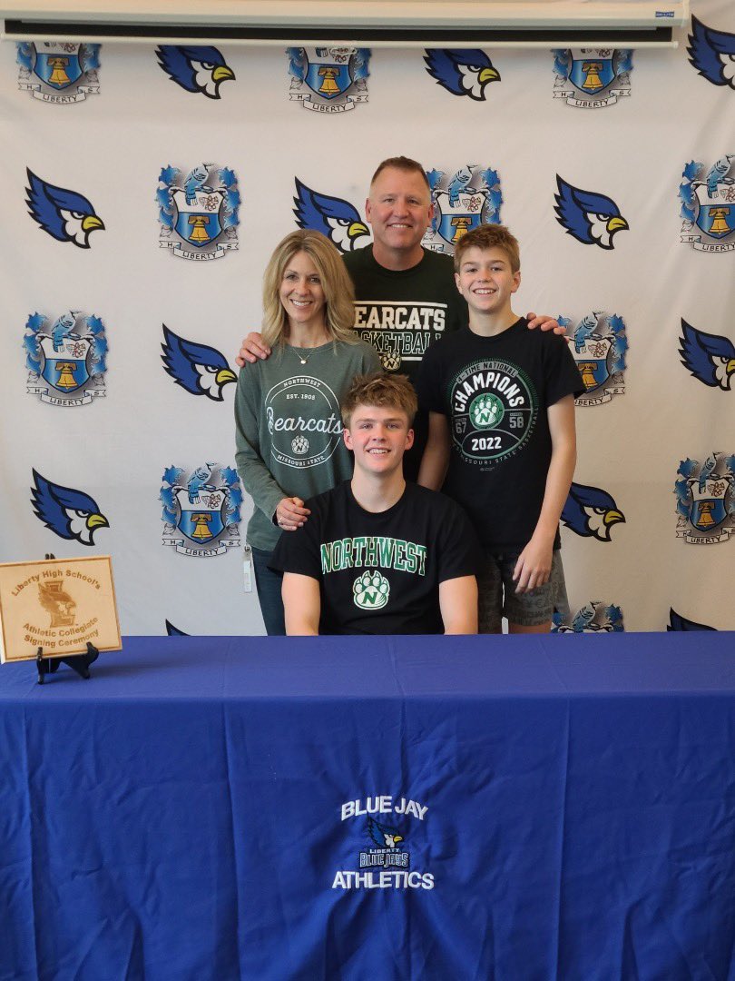 LHSBasketball's tweet photo. Congrats to Bennett on his signing. Can’t wait to watch you play at the next level. https://t.co/YO0w2AB1Eo