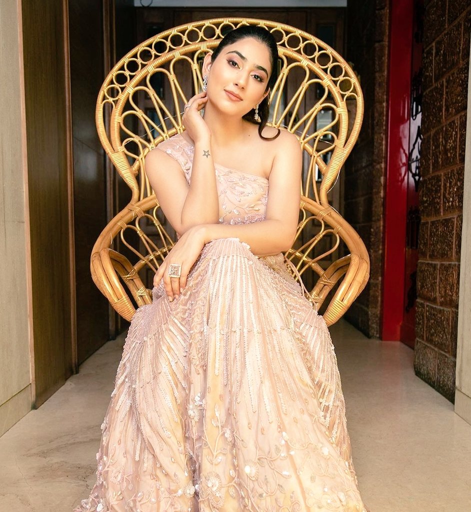 GlitzVision_USA's tweet photo. Another cinderella story ๐ธ. #DishaParmar looking like a doll in her latest post ...
#badeachhelagtehain2 #BALH #BALH2 #DishRa #rahulvaidya #NakuulMehta https://t.co/TxNajm6AW2