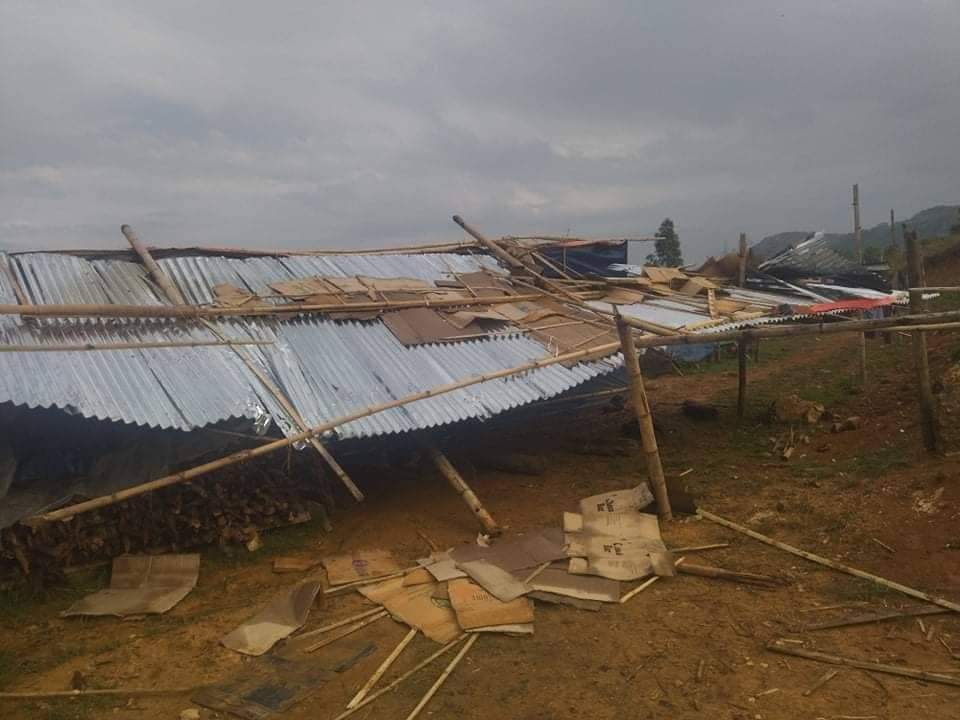 Chanapai247's tweet photo. As we can see in photos, some refugee camps in #Phaekhon and #Fruso were destroyed by gusty winds. According to spokesman of the camps, they are in urgent need of mosquito-nets, medicine supplies, detergents and soaps to fight off the dengue fever.
#2022May6Coup https://t.co/aEpE1wxGwE