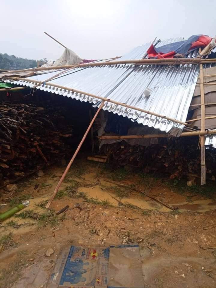 As we can see in photos, some refugee camps in #Phaekhon and #Fruso were destroyed by gusty winds. According to spokesman of the camps, they are in urgent need of mosquito-nets, medicine supplies, detergents and soaps to fight off the dengue fever.
#2022May6Coup