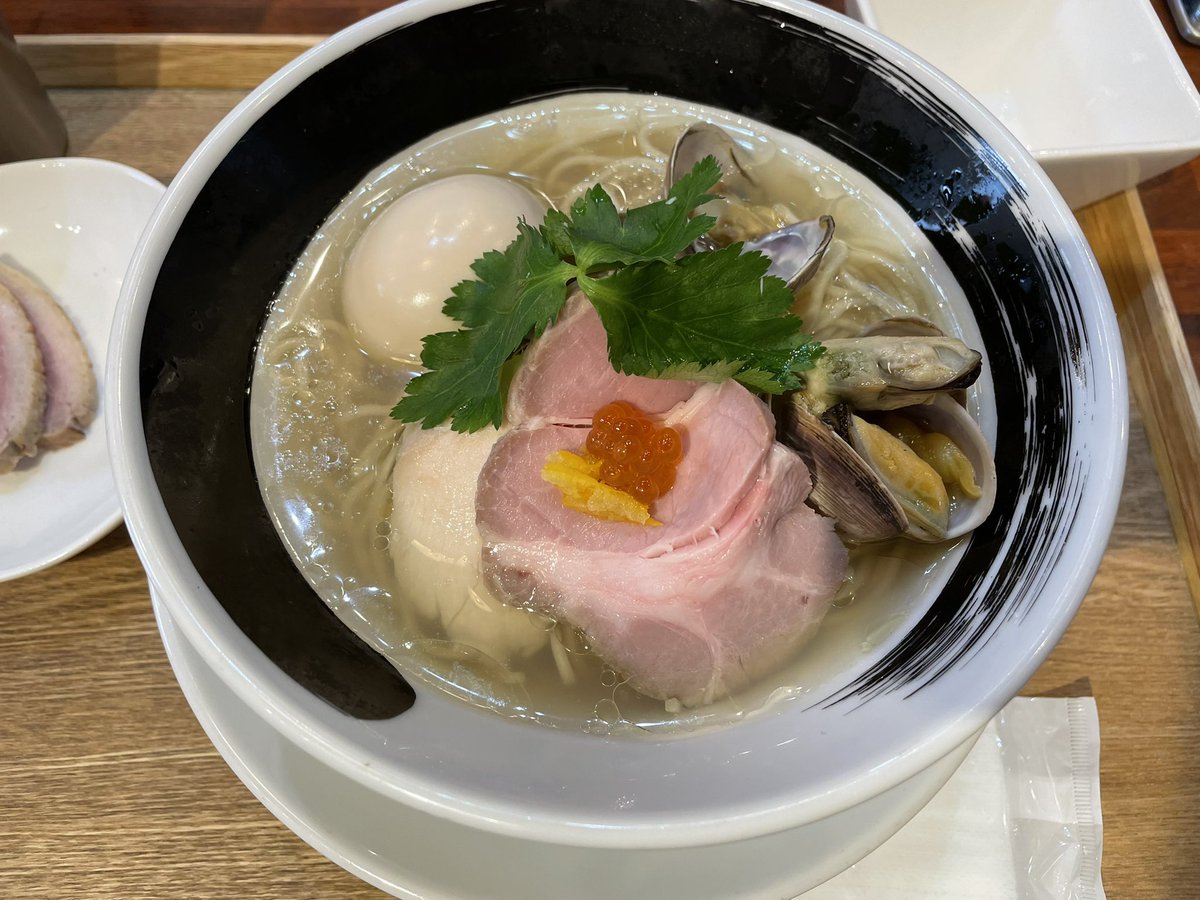 artmodic's tweet photo. 麺処しろくろ　3.7

杉並区は八幡山駅近くにある2019年Openの人気店。食べログ3.93。貝とムール貝の汐そばをチョイス(feat.合鴨&amp;味玉)。本日の貝こと塩ふき貝とムール貝が口の中でフリースタイルダンジョンさながらの攻防を繰り広げてら。
スープもぷっつり細麺も貝出汁ラーメンとはを表したラーメン。 https://t.co/kNIuYKVnwc