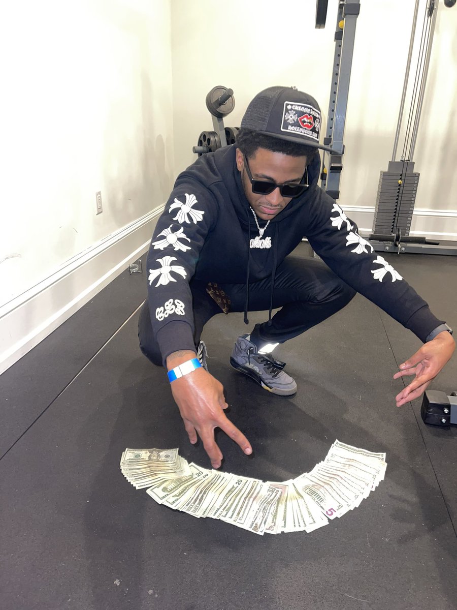 top5guu's tweet photo. I Spent A Rack On A Jacket, Tryna Keep Up You Kno You Don’t Have It🤦🏽♂️ #Rackboyz 🦈 https://t.co/x3UKBwRzEk
