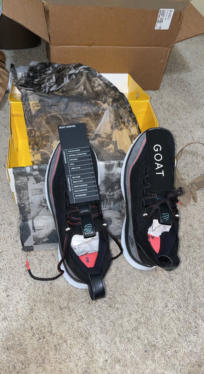 abdullah_6356's tweet photo. @goatapp I was very very excited for my curry flow 8s , until I opened the package just to get two left shoes… https://t.co/013zimecxi