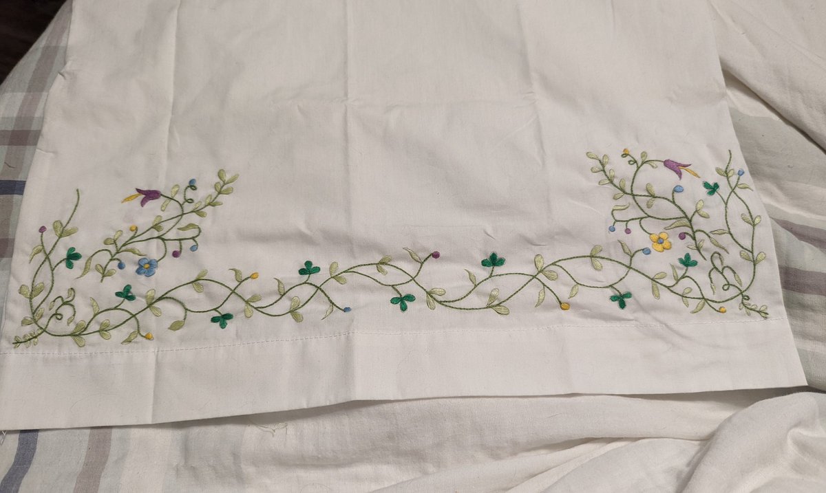 aethelfleds's tweet photo. Finally finished my pillowcase based on a 1794 embroidery pattern from @ladysmagproject (original in replies) https://t.co/apyI366dsj