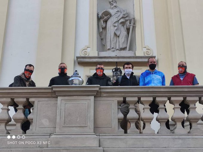 Sachinettiyil's tweet photo. When Polish Catholic men protected a church from LGBT activists in 2021. https://t.co/y5e9SpiwSI