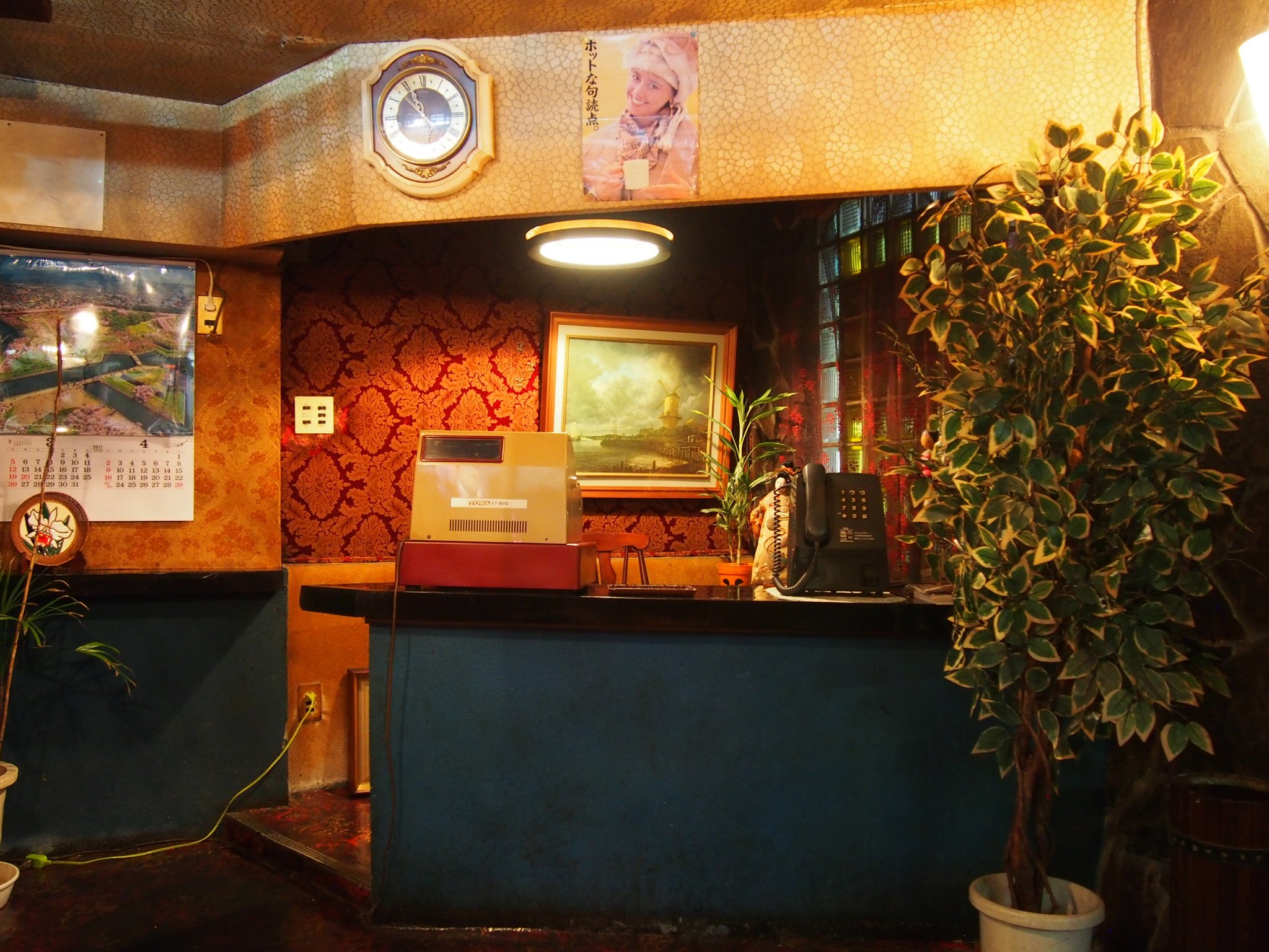 あさみん 新刊 商店街さんぽ 好評発売中 新潟県燕市にある純喫茶ロンドン かっこいい壁紙 皮張りのソファ 紫の照明と ロンドンの名にふさわしいおしゃれな空間 喫茶から軽食まで夜遅くまで楽しめる 教科書通りの 喫茶店のパフェ が出てくるのが