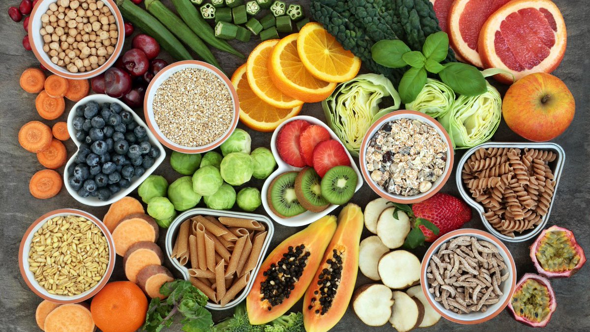 MedlinePlusEsp's tweet photo. La fibra dietética agrega volumen a la dieta y hace que te sientas lleno más rápido, lo que ayuda a controlar el peso. Además, ayuda a la digestión y a prevenir el estreñimiento. ¿Cuánta fibra debes comer? Entérate👉 https://t.co/QpC3HAID8F https://t.co/rjGcwrMsdl