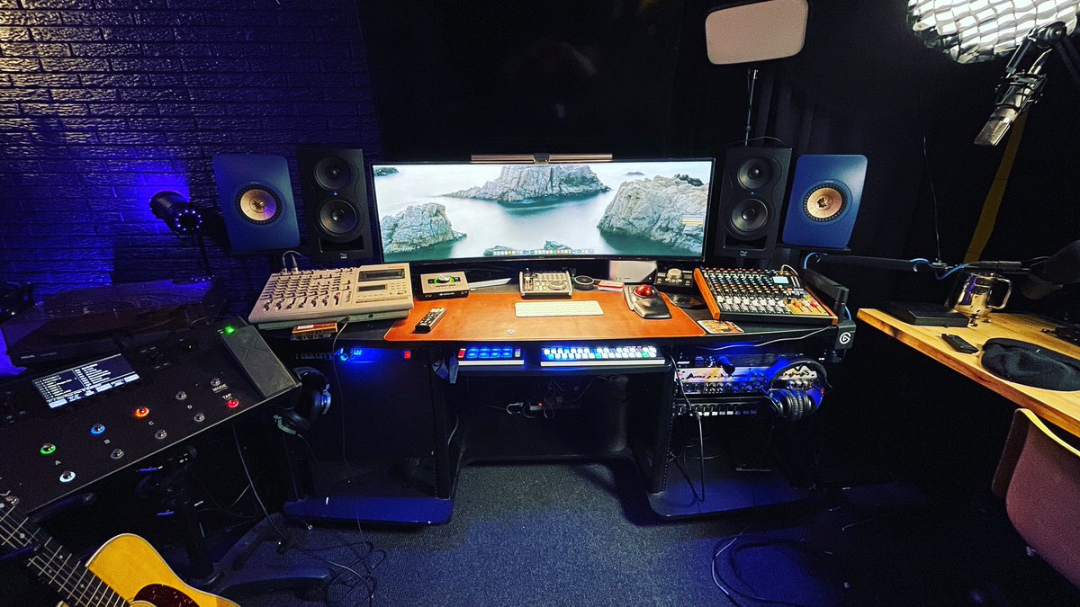 theJasonTLewis's tweet photo. Studio gains: KEF LS50 Metas in the house. Vinyl never sounded so good. Seriously. Are they studio monitors or are they HiFi? Hard to tell, just how I like it. #studiomonitors #studio #kef #ls50meta https://t.co/09bF8IGmr5
