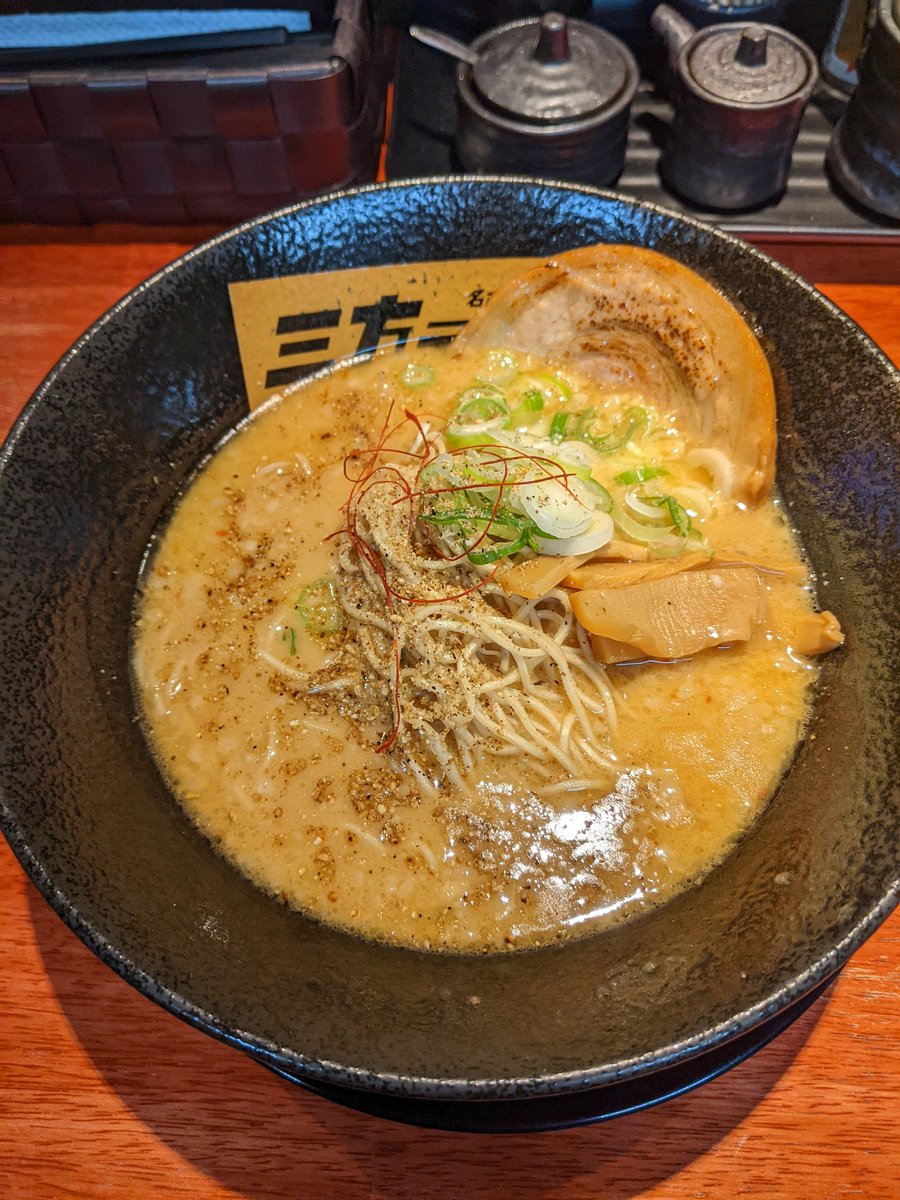 The_Kicks_On's tweet photo. でら美味いでかんわ!🤤
チャーシューもトロトロ&香ばしくて🤩
僕の憧れの漢、G.CUE(GANXTA CUE)さんのラーメン屋さん✨
#三方テキ無シ
#トンコツラーメン
#豚骨ラーメン
#金山
#gcue
#ganxtacue https://t.co/dqPHUolthq