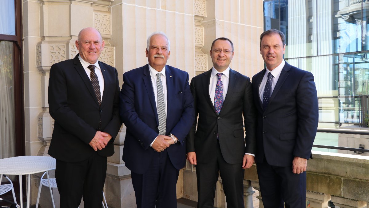 Ukraine’s Ambassador to Australia Vasyl Myroshnychenko and @Ozeukes Co-Chair Stefan Romaniw welcomed to Victorian Parliament by Presiding Officers @ColinBrooksMP and Nazih Elasmar MLC, who expressed support for people of & democracy in Ukraine. #springst