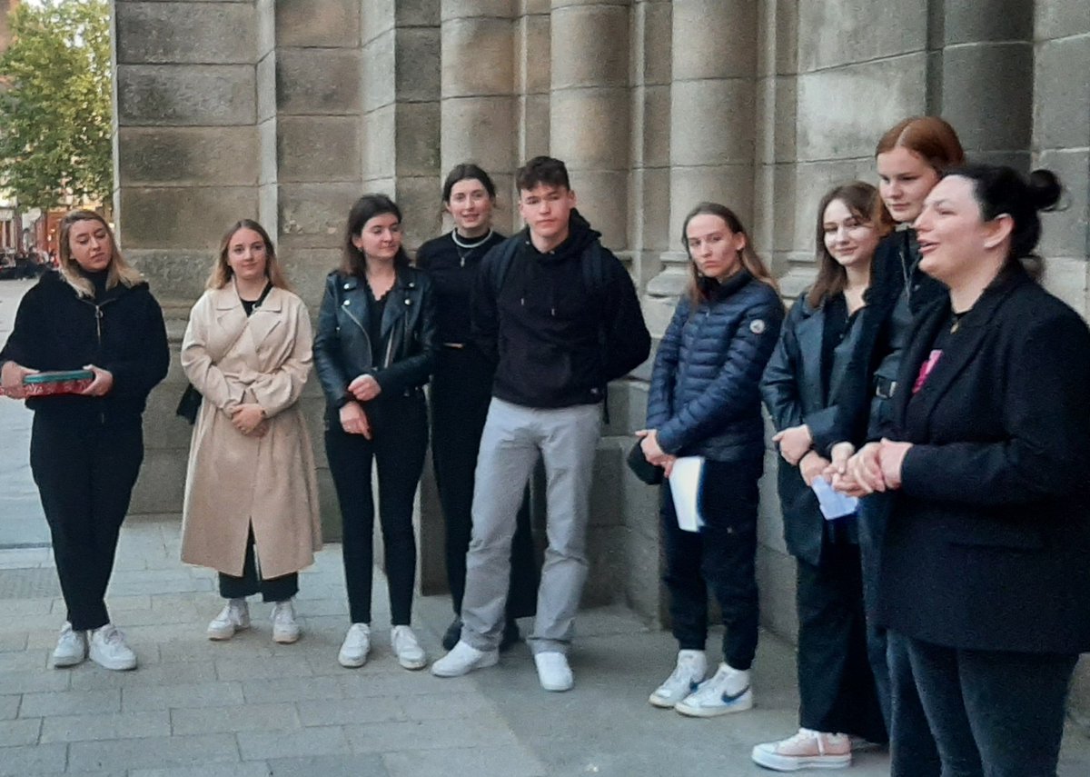 E4THEcs's tweet photo. BTS TOUR1 - Jour J pour la visite guidée imaginée par un groupe d'étudiants de 1ère année - une visite entre chiens et loups.
En partenariat avec #ClairObs
#formation #btstourisme #culture #lyceejarennes #Rennes #Bretagne https://t.co/XAXtKnCfrt