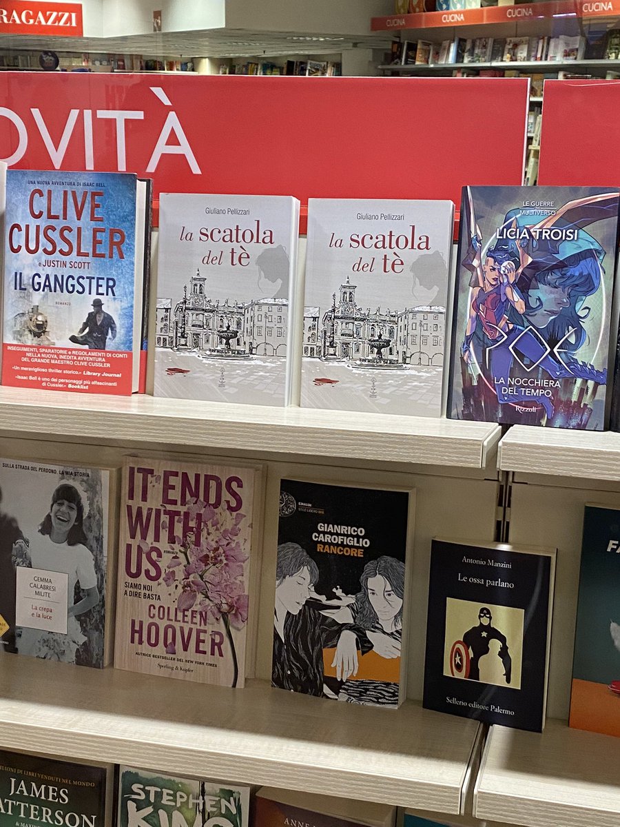 Accanto a Clive Cussler. Gran soddisfazione. #lascatoladeltè #romanzi #clivecussler #libri #friuliveneziagiulia #corvinoedizioni  #libreriamondadori #udine