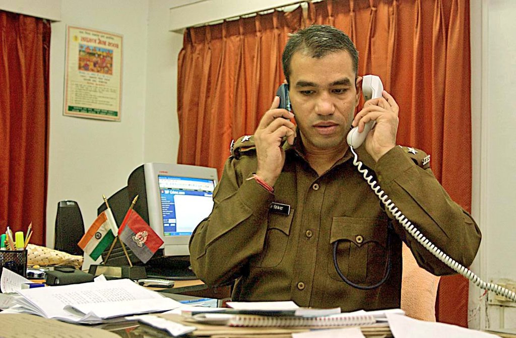 इंसान एक, फोन अनेक 😁
Old picture, same habit... Few things remain constant 😊
#pictureoftheday