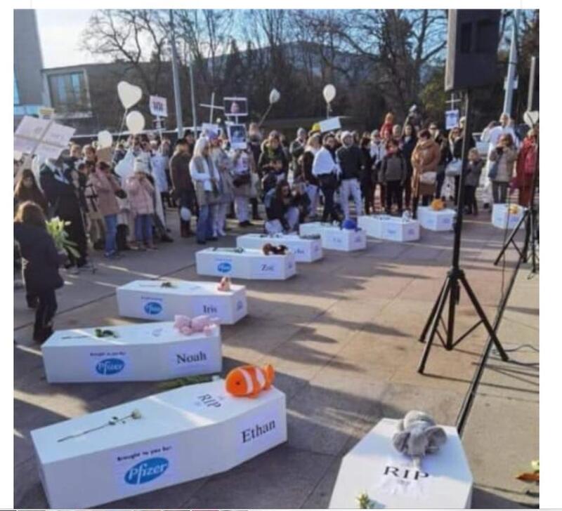 mar40248589's tweet photo. Svizzera 🇨🇭 I manifestanti hanno posizionato le bare dei bambini che sono stati uccisi dalle iniezioni di veleno ‼️‼️‼️ Per ogni bambino che è stato ucciso ha posizionato una bara con il suo nome 😔 https://t.co/CCKVUQOHRW