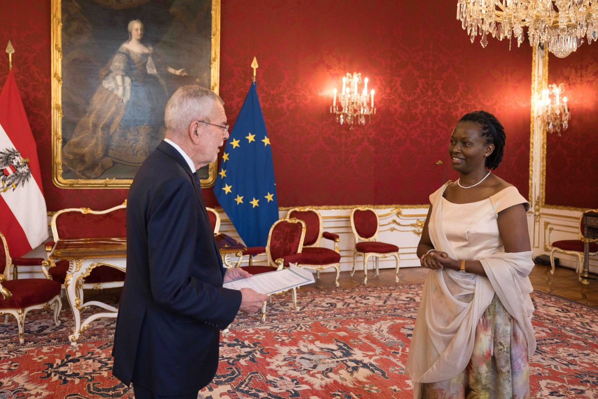 RwandaInGeneva's tweet photo. On Thursday, May 5, 2022, Ambassador Marie Chantal RWAKAZINA presented her credentials to H.E. Alexander Van del Bellen, Federal President of Austria. The ceremony took place in #Vienna, #Austria. @MCRwakazina, @RwandaMFA https://t.co/ayIIfNSMdM