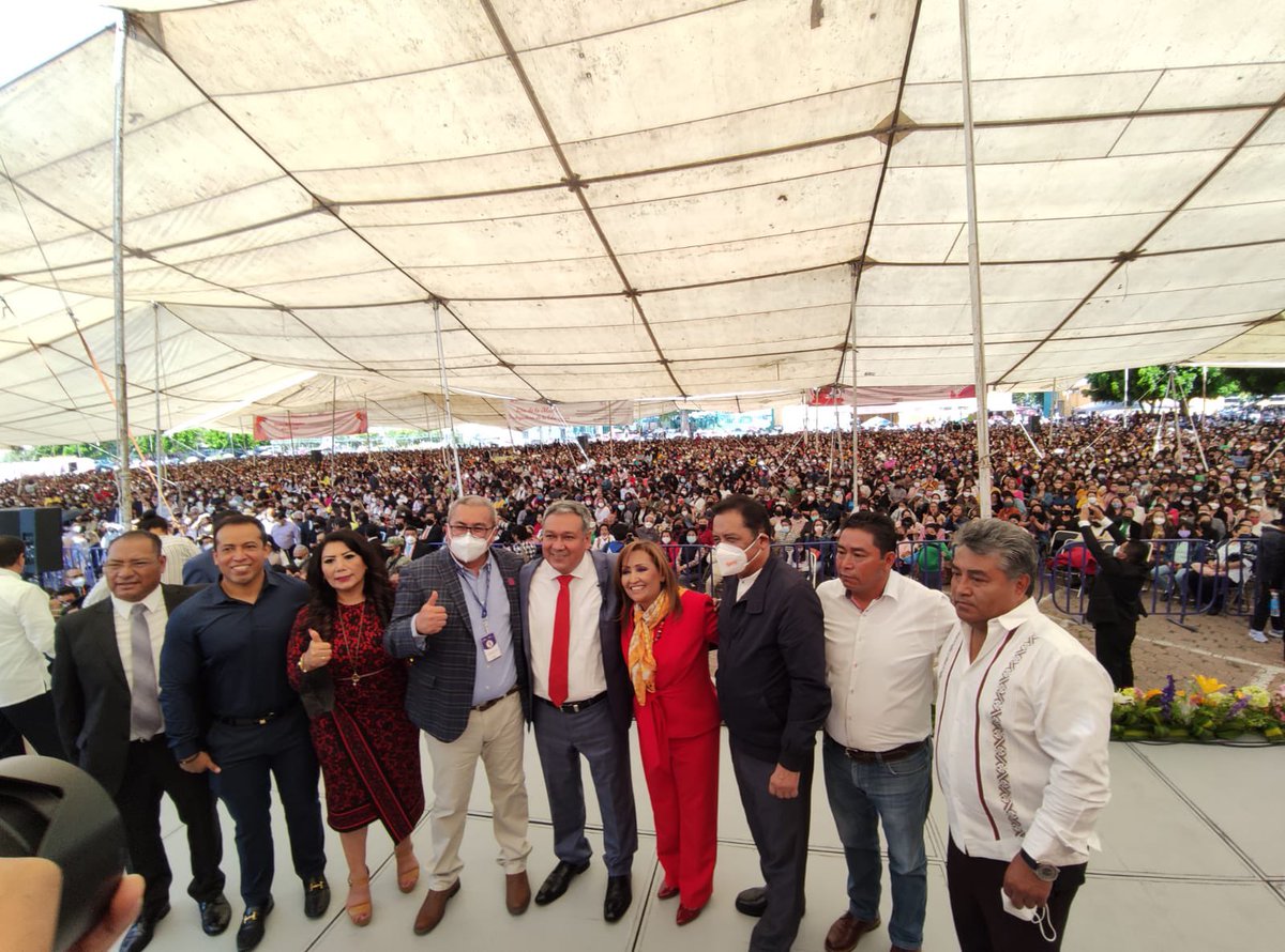 Seccion55SNTE's tweet photo. Celebración al Día de la Madre por la Sección 31, asiste el Secretario de la Sección 55 del SNTE, Mtro. Jorge Guevara Lozada, acompañando al Secretario de la #Sección31, Mtro. Cutberto Chávez de la Rosa.

#preSNTE55 https://t.co/m6uEKl2YO0