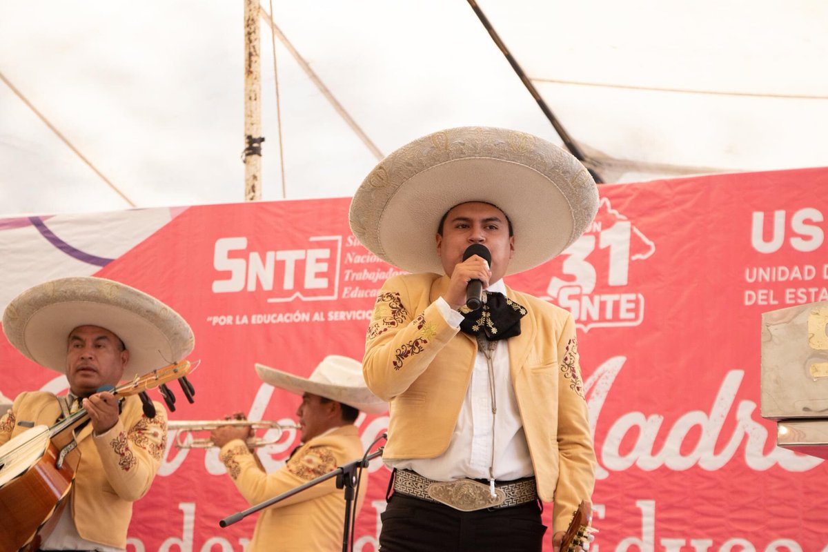 Seccion55SNTE's tweet photo. Celebración al Día de la Madre por la Sección 31, asiste el Secretario de la Sección 55 del SNTE, Mtro. Jorge Guevara Lozada, acompañando al Secretario de la #Sección31, Mtro. Cutberto Chávez de la Rosa.

#preSNTE55 https://t.co/m6uEKl2YO0
