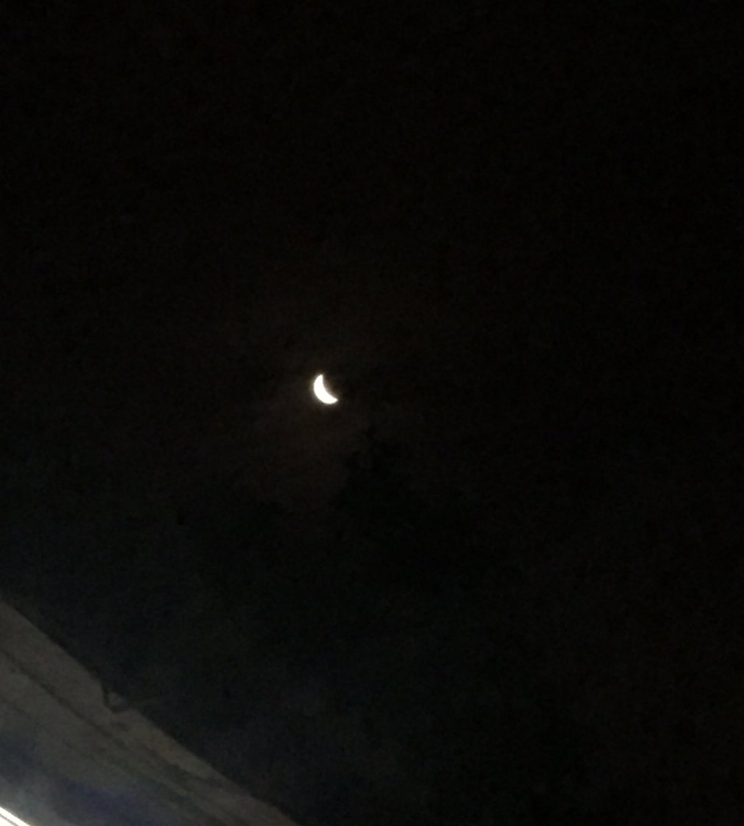 vacoly's tweet photo. a lua tá linda hoje:( https://t.co/gQfJVSILFp
