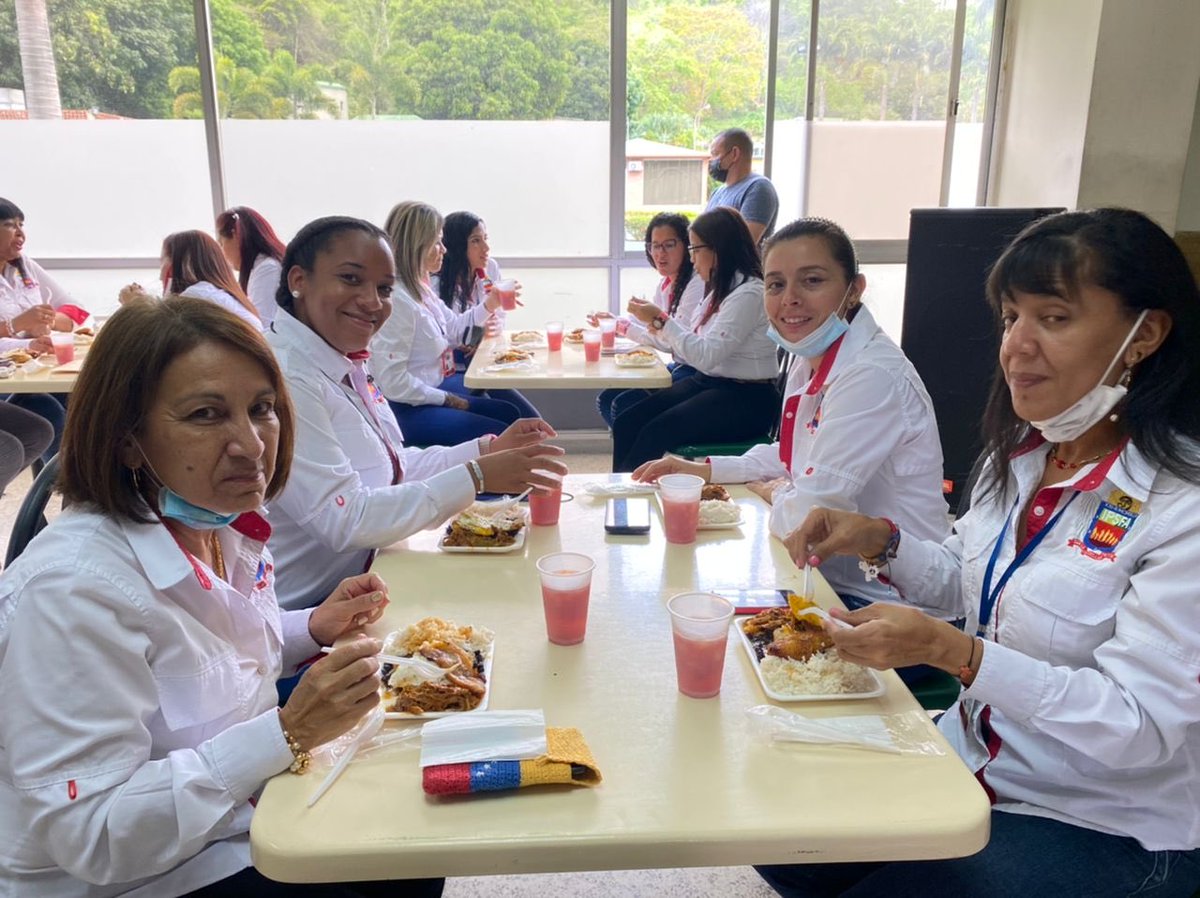 IPSFAespatria's tweet photo. 📍| Retribuyendo el amor y compromiso de las madres que trabajan en nuestro Instituto de Previsión Social de la Fuerza Armada Nacional Bolivariana, el GD Arocha Rivas realizó ameno almuerzo donde con música y regalos alegró la tarde de estas grandiosas mujeres. https://t.co/8cvSpxD4Bk