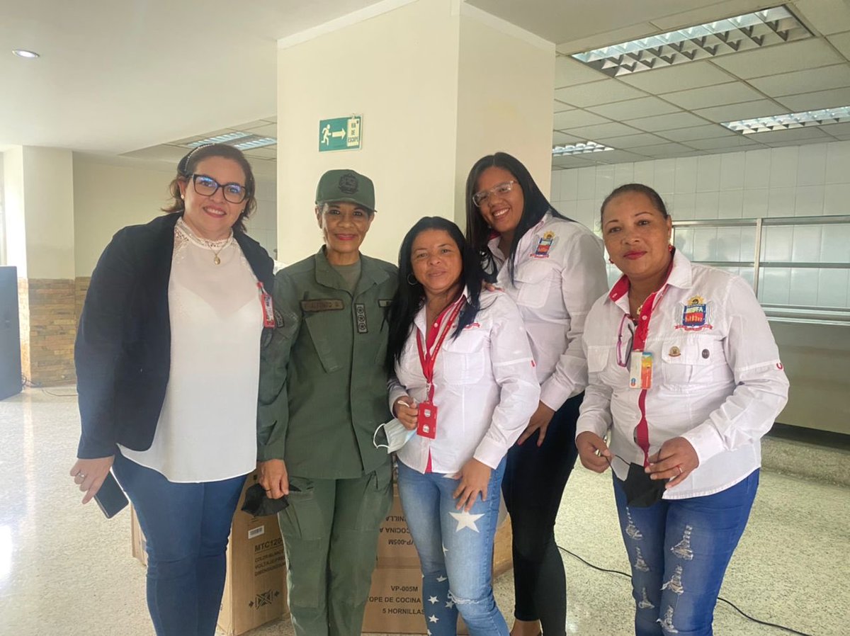 IPSFAespatria's tweet photo. 📍| Retribuyendo el amor y compromiso de las madres que trabajan en nuestro Instituto de Previsión Social de la Fuerza Armada Nacional Bolivariana, el GD Arocha Rivas realizó ameno almuerzo donde con música y regalos alegró la tarde de estas grandiosas mujeres. https://t.co/8cvSpxD4Bk