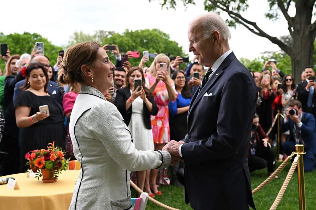 YosoyPedrero's tweet photo. Hay primeras damas y damas de primera.

La Dra. @BeatrizGMuller representa a ambas hoy en la Casa Blanca con @JoeBiden. https://t.co/kqYv5bT9rD