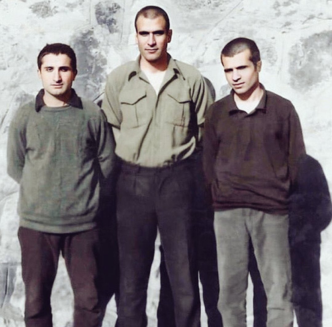 _Aliaksy's tweet photo. Bahar gelmişti oysa..
Mayısın altısı…
Üç cemreydi sabaha karşı,
Üç kor parçası.
Düştüler havaya, suya ve toprağa..
Üç ateş gibi.
Isınamadık biz üşüdük,
Özgürlük adına, insanlığımızla,
Günlerden “Hızır” dileğimizde
Üç asılı can kaldı.
Kan kırmızı kızıl… 
#üçfidan  #6Mayıs https://t.co/aAtZkzL3Ml