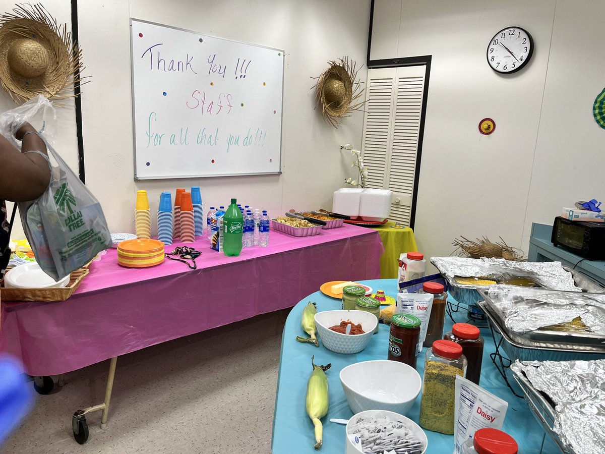 SeminoleTrails's tweet photo. ‘Nacho’ Average Staff @SeminoleTrails! We celebrated our amazing staff &amp; Cinco de Mayo by serving up some nachos &amp; street tacos with all the fixings 😋 @JenLoTeacher @STES_Bush #TeacherAppreciationWeek https://t.co/FDt5Slagie