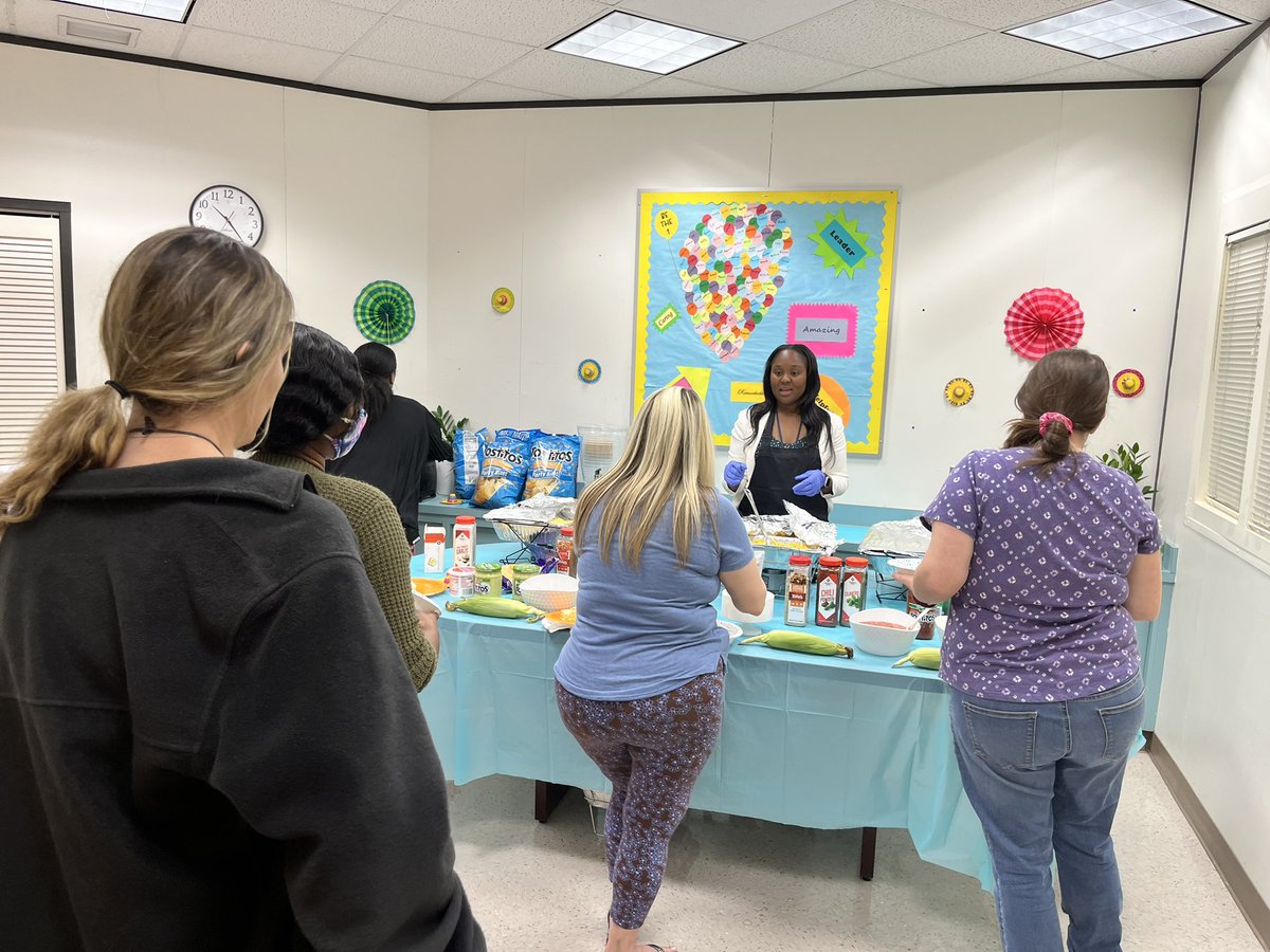 SeminoleTrails's tweet photo. ‘Nacho’ Average Staff @SeminoleTrails! We celebrated our amazing staff &amp; Cinco de Mayo by serving up some nachos &amp; street tacos with all the fixings 😋 @JenLoTeacher @STES_Bush #TeacherAppreciationWeek https://t.co/FDt5Slagie