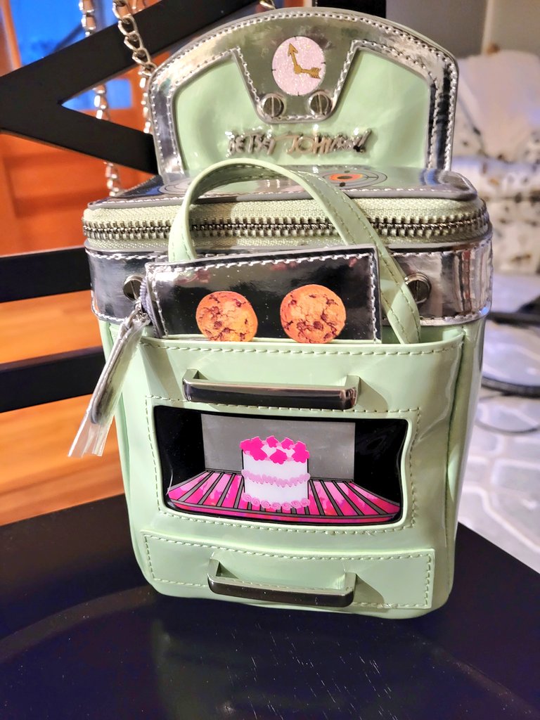 jessauf's tweet photo. My new purse...
#BAKE #queenofthekitchen 🍰🎂🧁🍪🍩🍫🫖🥞🥚🍓🍒 https://t.co/oR0ZYCjIBx