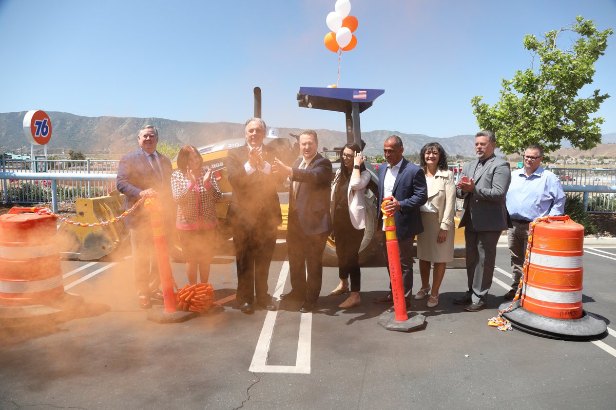 WesternRCA's tweet photo. All ramps are open! @TheRCTC hosted a ribbon-cutting ceremony in April for the I-15 Railroad Canyon Interchange in #LakeElsinore. With the help of the #MSHCP, transportation projects like these are streamlined to improve traffic flow. @CtyLakeElsinore https://t.co/Ba4dHGNot5