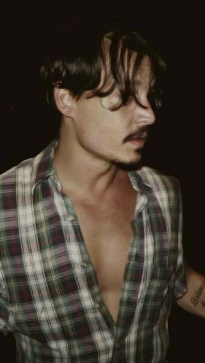 epiphanydepp's tweet photo. something about this photo https://t.co/IoGkdH8HUw