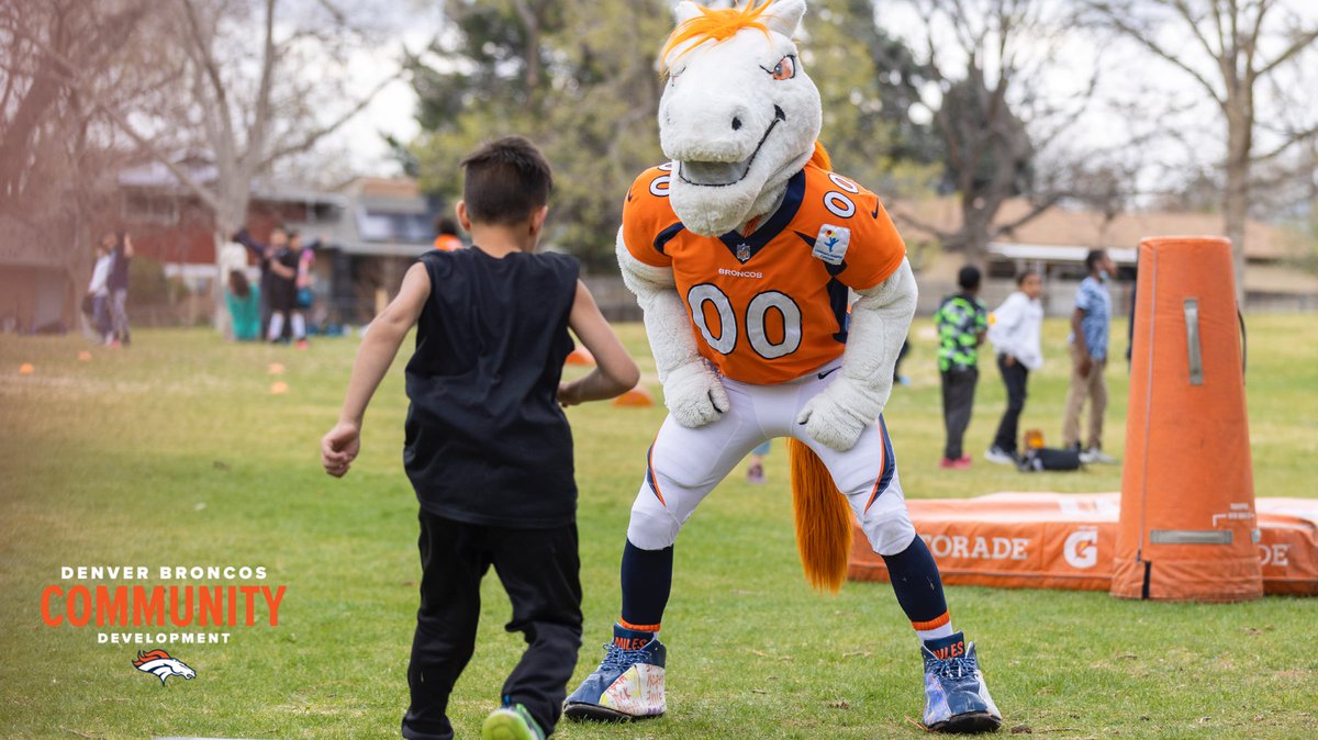 On Wednesday, <a href="/ESanders_10/">Emmanuel Sanders</a> returned to the <a href="/Broncos/">Denver Broncos</a> Boys &amp; Girls Club to:

➖Donate a new set of youth football jerseys featuring an 8⃣8⃣ patch
➖Unveil a new mural of DT 
➖Host a PLAY 60 Clinic with current and former <a href="/Broncos/">Denver Broncos</a> players
 
📸's » denverbroncos.com/photos/photos-…