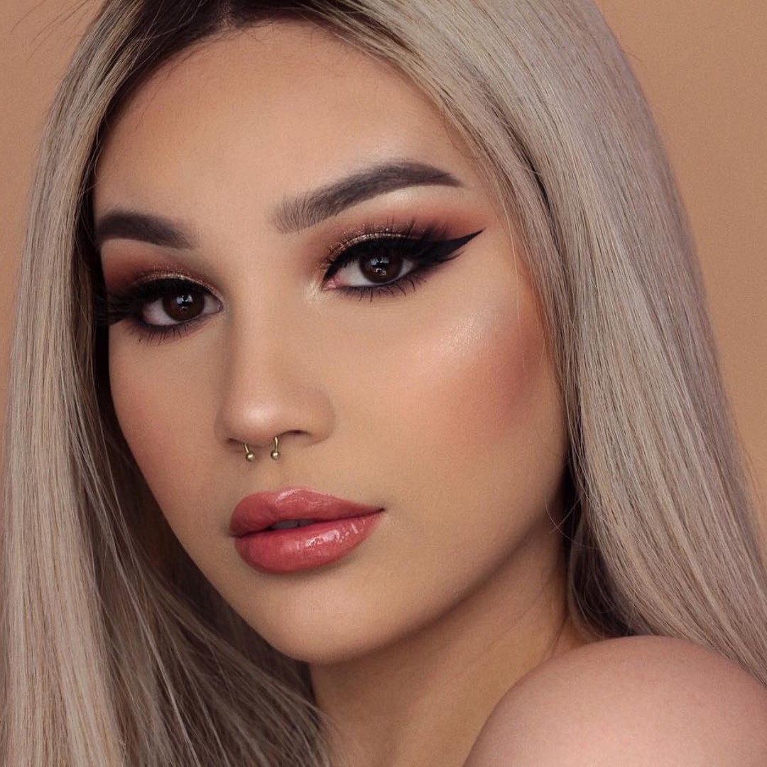Beautiful glam makeup look with winged liner and glossy lips by <a href="/byjeannine/">Jeannine</a> 🤎💛✨ using the multi eye color palette in overtake by <a href="/3ce_official/">転生したらスライムだった件 プレゼント企画🎁</a> 🤎💛✨ and the gloss bomb lipgloss by <a href="/fentybeauty/">Fenty Beauty</a> ✨🤎💄  Tag someone who…

📸 instagram.com/p/CdMTbtuNS48/ via tweet.photo