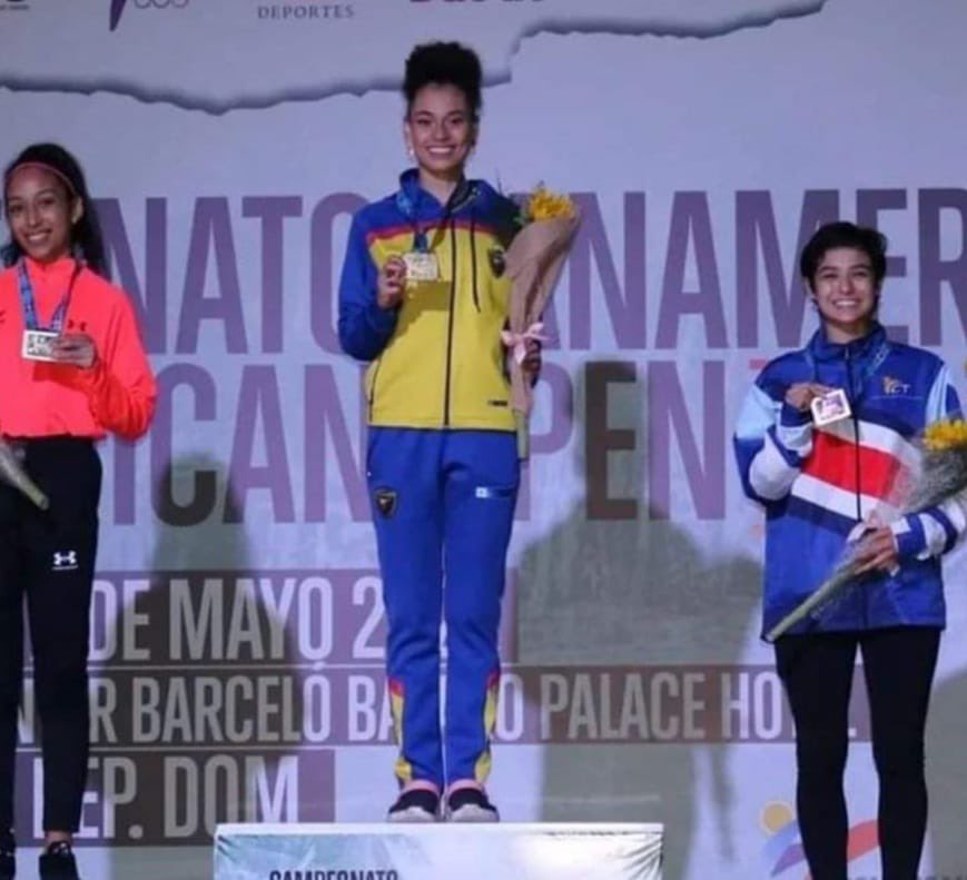 MinDeporteCol's tweet photo. 🥋@AndramirezTKD vuelve a dejar el taekwondo 🇨🇴por lo alto. Se quedó con la medalla de oro🥇 en el Campeonato Panamericano G4 en Punta Cana en la categoría de -46kg y además fue escogida por la organización como la mejor deportista de América en el evento. #MásColombianosQueNunca https://t.co/Bi8eXfgHRd