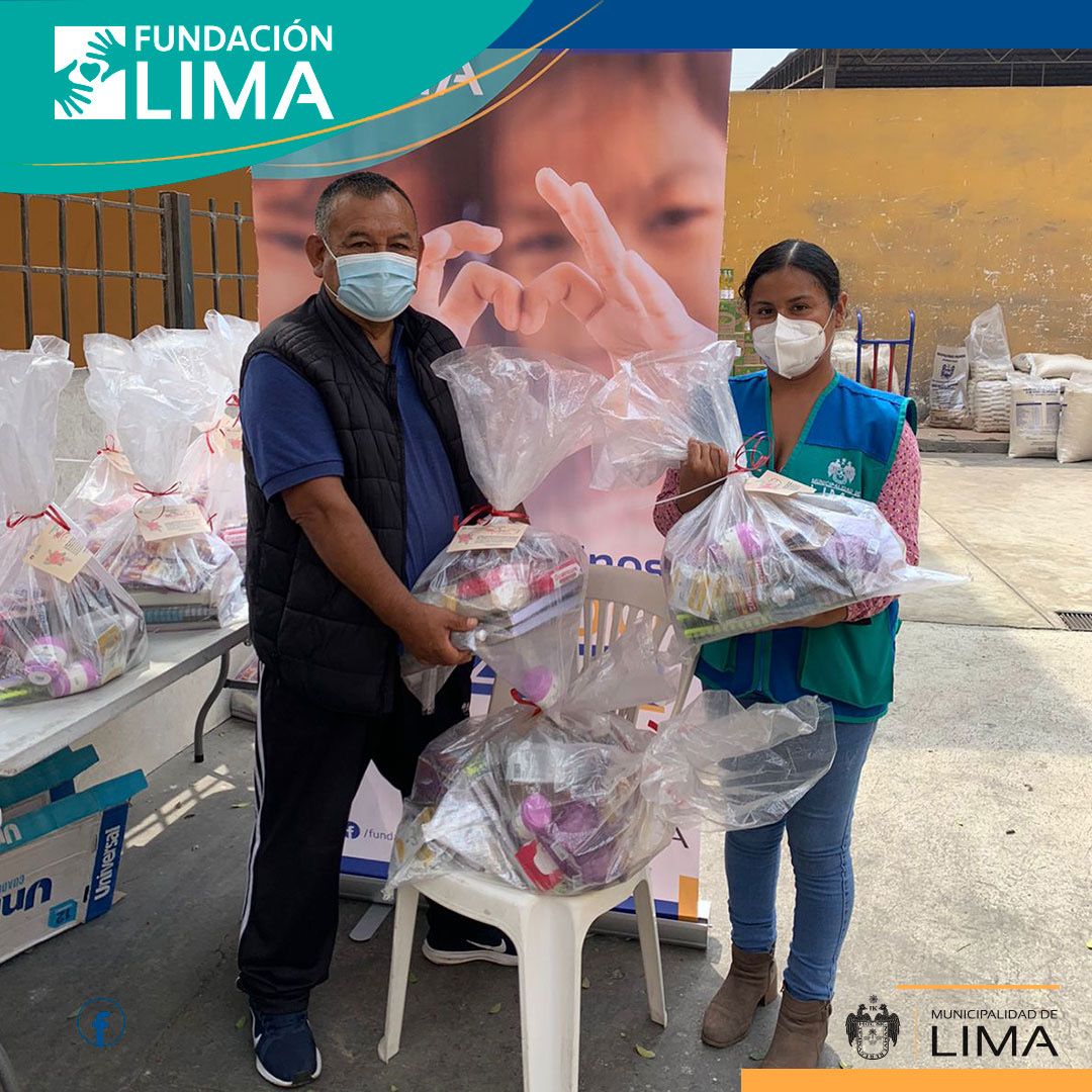 FundacionLima's tweet photo. #EnLimaNosAyudamosTodos
En el marco por el día de la madre estuvimos presentes este Jueves 28 de Abril junto a Programas Alimentarios, llevando a 480 representantes de los comedores populares del Cercado de Lima,   480 Kits de productos de  uso personal  y útiles escolares. https://t.co/jEs6gSiLxD
