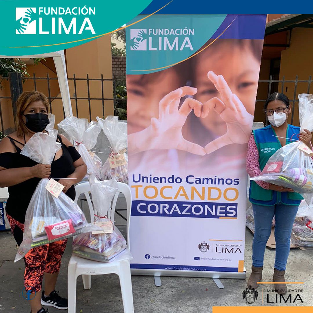 FundacionLima's tweet photo. #EnLimaNosAyudamosTodos
En el marco por el día de la madre estuvimos presentes este Jueves 28 de Abril junto a Programas Alimentarios, llevando a 480 representantes de los comedores populares del Cercado de Lima,   480 Kits de productos de  uso personal  y útiles escolares. https://t.co/jEs6gSiLxD