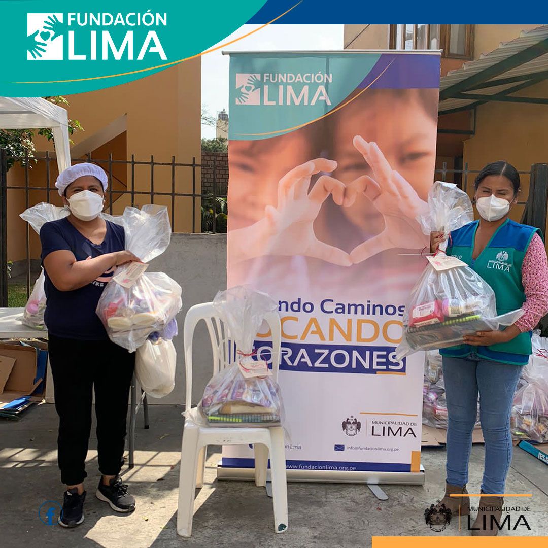 FundacionLima's tweet photo. #EnLimaNosAyudamosTodos
En el marco por el día de la madre estuvimos presentes este Jueves 28 de Abril junto a Programas Alimentarios, llevando a 480 representantes de los comedores populares del Cercado de Lima,   480 Kits de productos de  uso personal  y útiles escolares. https://t.co/jEs6gSiLxD